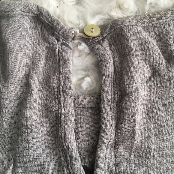 Sleeveless Gray Top - Picture 2 of 4